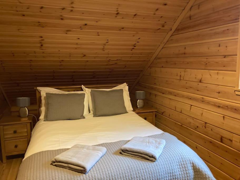 Red Squirrel Log Cabin With Hot Tub Кийт Екстериор снимка