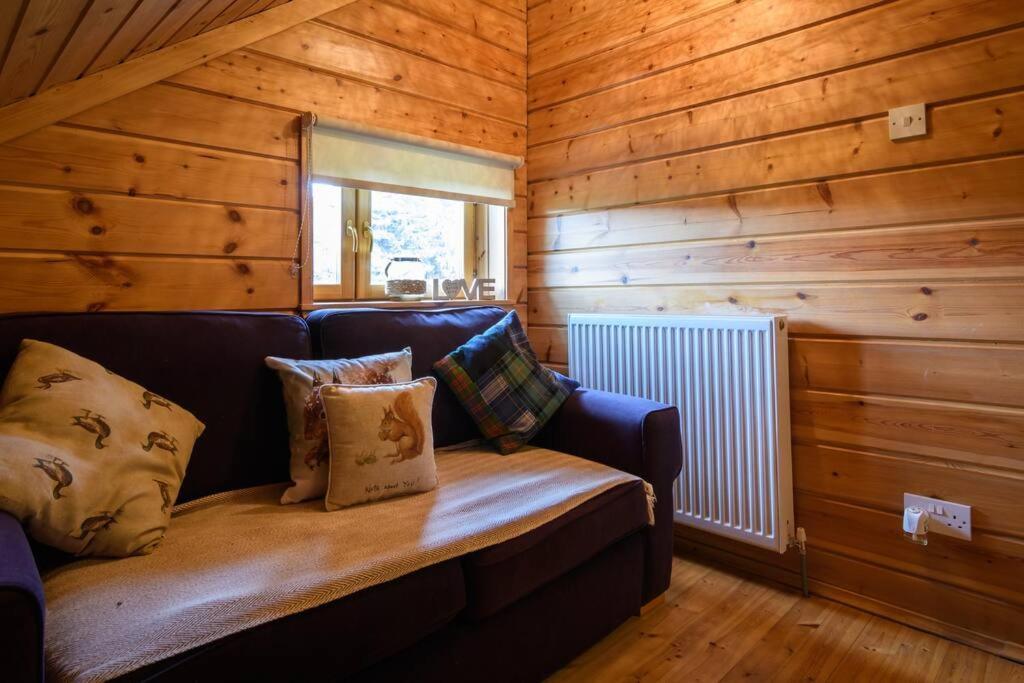 Red Squirrel Log Cabin With Hot Tub Кийт Екстериор снимка