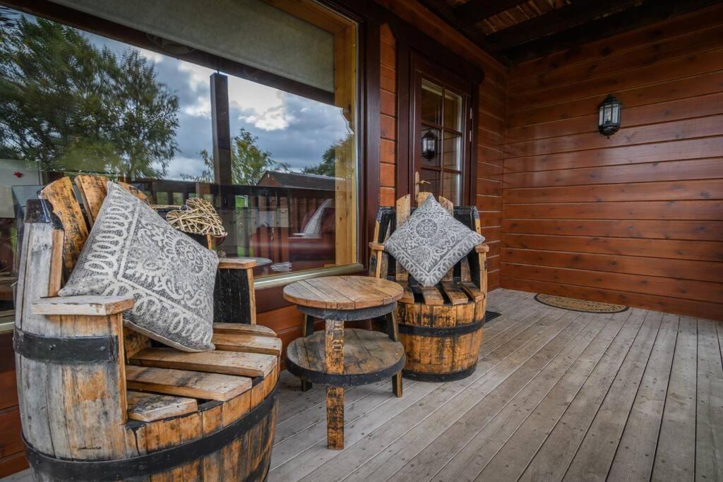 Red Squirrel Log Cabin With Hot Tub Кийт Екстериор снимка