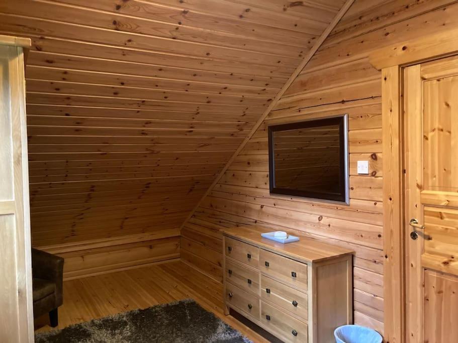 Red Squirrel Log Cabin With Hot Tub Кийт Екстериор снимка