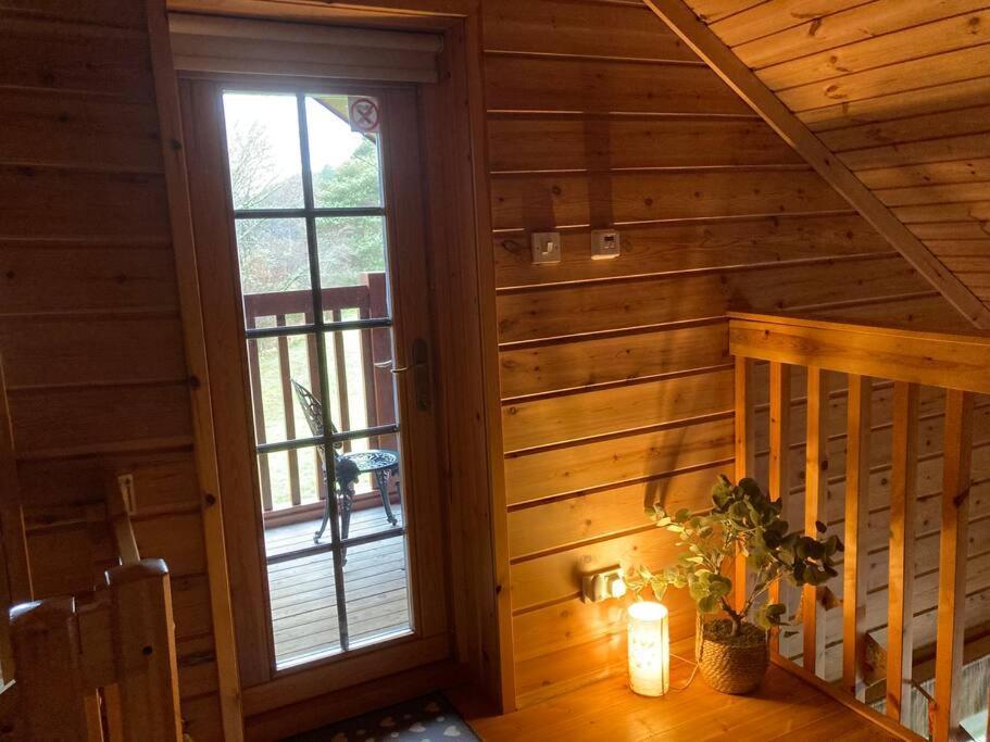 Red Squirrel Log Cabin With Hot Tub Кийт Екстериор снимка